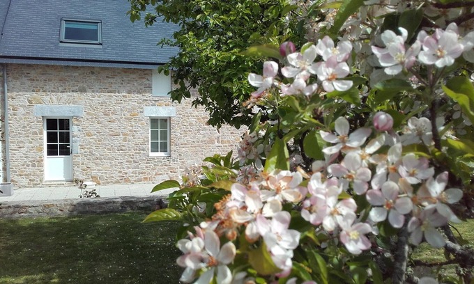 Pirou Cottage | Gite Andrée, 800m from the beach in Pirou, garden, terrace, wifi, wood stove