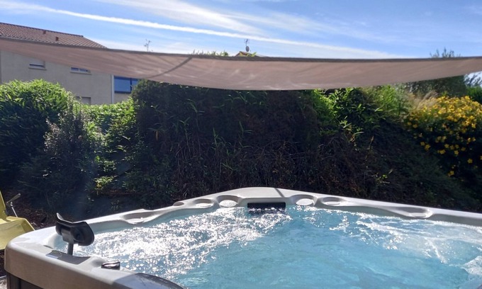 Cholet Cottage | Gîte 'Chez Gwen Et Flo' with Shared Terrace, Shared Garden, and Wi-Fi