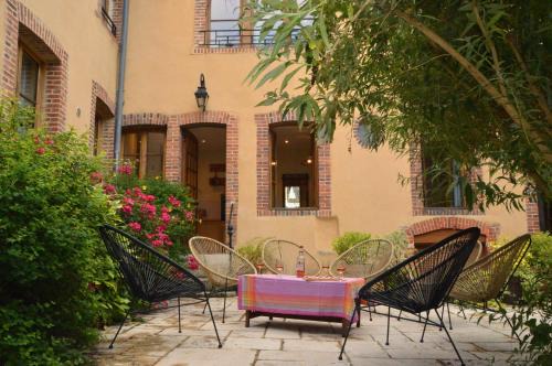 Aubigny-sur-Nere House | Gite de charme en Sologne, séjour en famille, jardin, rivière, jeux, nature & détente