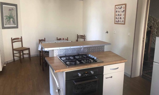 Le Donjon House | gite de village 6 pers