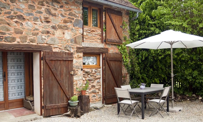 Benayes Cottage | Gîte du Puy Raynaud 3-5 pers. large property with garden, swimming pool and ponds