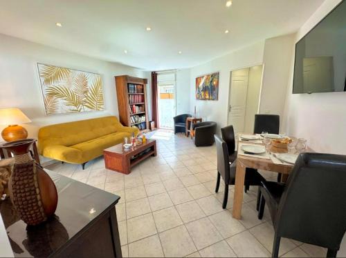 Pomerols Apartment | Gite en 3 épis de plain-pied, 2 chambres, climatisé, terrasse, jardinet et parking, très calme