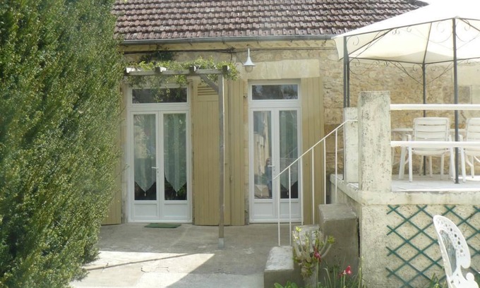 Les Eyzies Cottage | Gîte-Family-Ensuite with Shower-Garden view