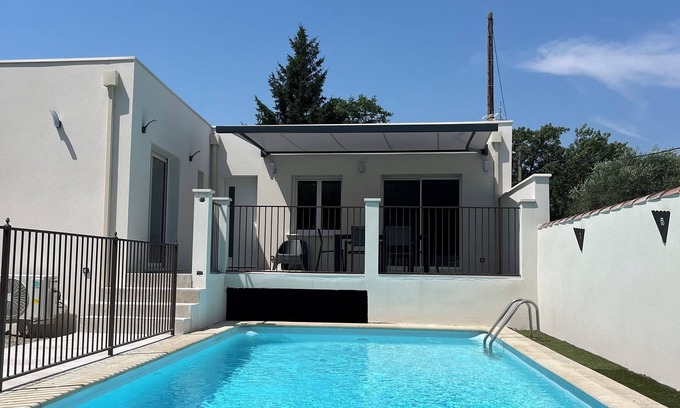 Entraigues-sur-la-Sorgue House | Gîte in Provence with swimming pool near Avignon