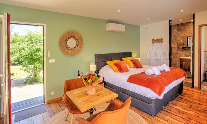 Saint-Fargeau House | Gîte L'Escapade for 2 with private spa