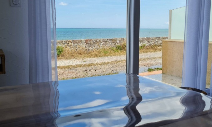 Cotentin Peninsula Cottage | Gite la mer, les pieds dans l'eau for 4 people
