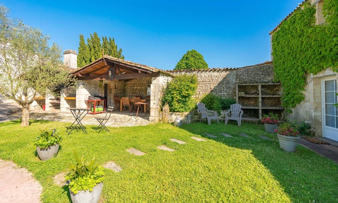 Saint-Romain-de-Benet House | 'Gîte Le Chai' with Shared Pool, Wi-Fi and Air Conditioning