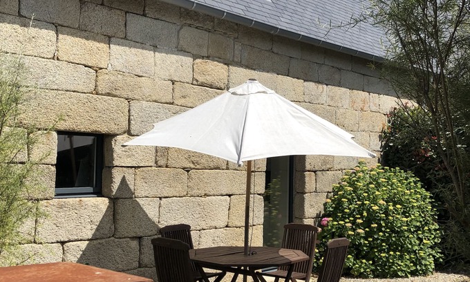 Nevez House | Gite "Le Corbelet" in 18em farmhouse with beach access and coastal path on foot