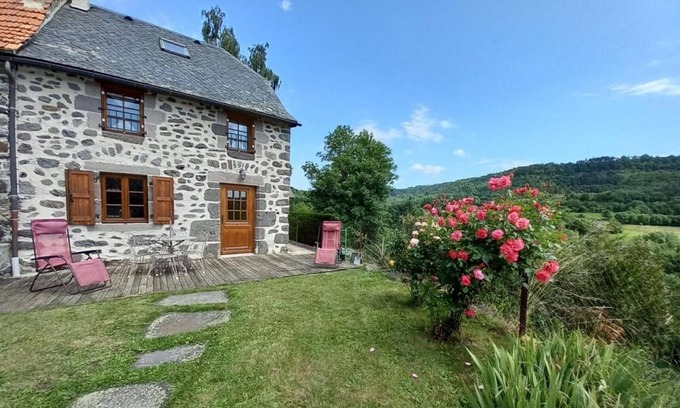 Neussargues-Moissac Cottage | Gite Neussargues en Pinatelle, 2 bedrooms, 4 persons