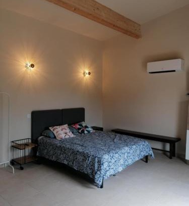 Crespian House | Gite neuf avec accès sauna, bain a remous et piscine