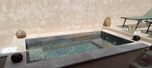 Graveson House | Gite pour deux avec bassin relaxant sans vis a vis