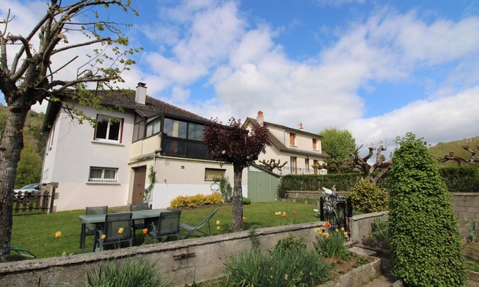 Saint-Martin-Valmeroux Cottage | Gite Saint-Martin-Valmeroux, 2 bedrooms, 3 persons