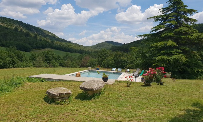 Montjustin Apartment | Gîte Vacance pleine nature located in the Lubéron nature reserve.