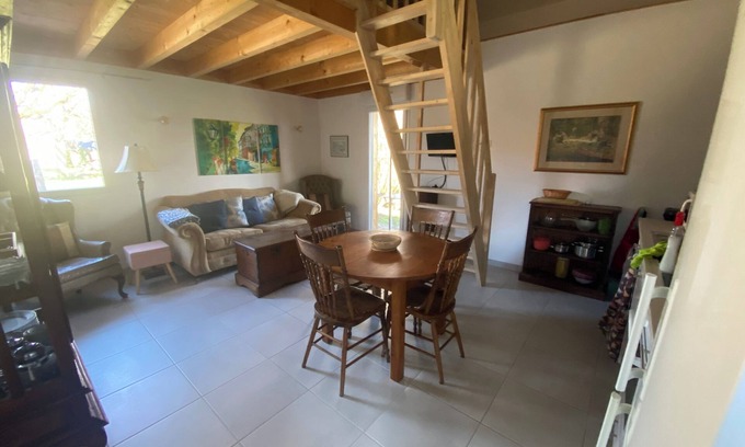 Valojoulx Apartment | Gite Wildflower Lane, 4k to Montignac Lascaux, fly screens