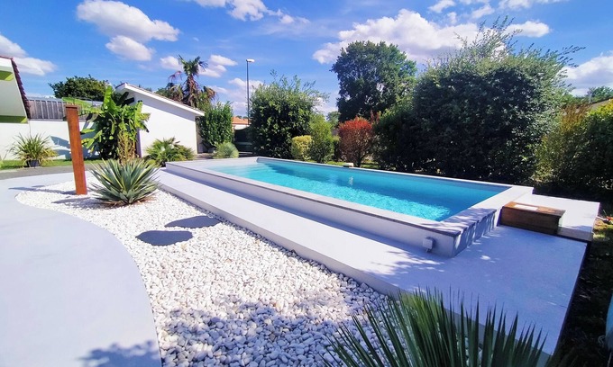 Brach Cottage | Gite with swimming pool, wellness area hot tub between Bordeaux & Lacanau ocean