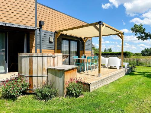 Mosnes House | Gites-domainedupin, cottage Bain Nordique PRIVÉ