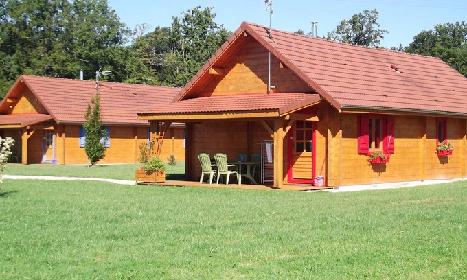 Commenailles Ski Chalet | Gîtes of 75m², sleeps 6 with swimming pool (JURA)