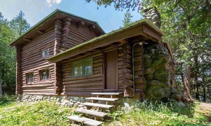 Isabella House | Glacial Esker Bunkhouse - Spacious Lakeside Rustic Lodge