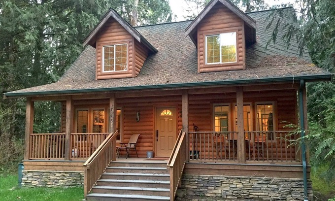 Warnick Cabin | Glacier Springs Cabin 89 Cedar and Log Cabin close to skiing and hiking