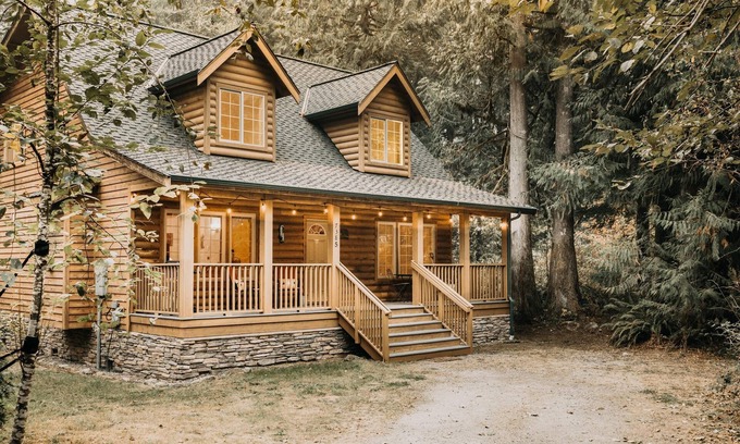 Warnick Cabin | Glacier Springs Cabin #89 - Hot Tub - Wi-Fi - A/C