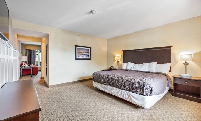 Kelleys Island Hotel | Glacier Suite at Kelley's Island Venture Resort