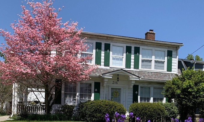 Cynthiana House | Gladys Gables is a cute 1950’s style house near downtown & a park.