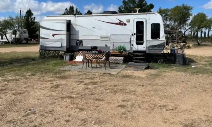 Millersview House | Glam Camper in Lakeside Vineyard