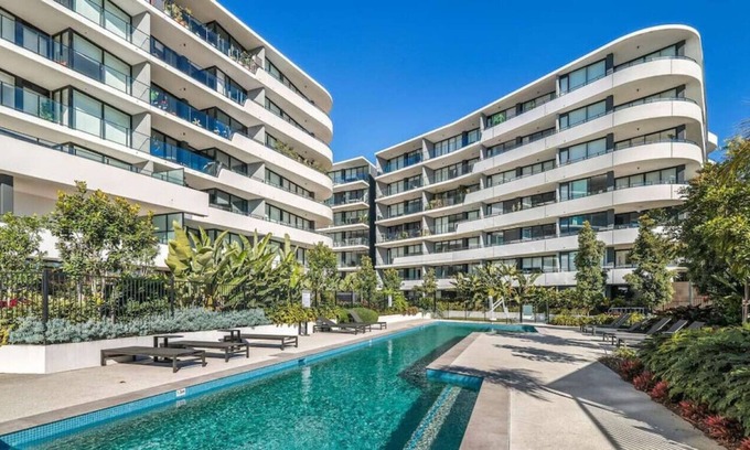 Gold Coast Apartment | Glamorous Brand-New Waterfront Apt on Hope Island