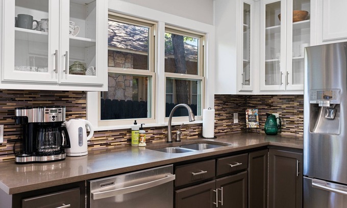 Cherrywood House | Glamorous Bungalow- 5 min to DT Austin