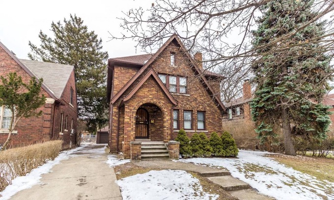 Detroit House | Glamorous Green Beauty