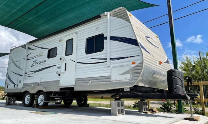 Hitchcock House | Glamping! Clean, Wi-Fi, A/C, SmartTV, water-view