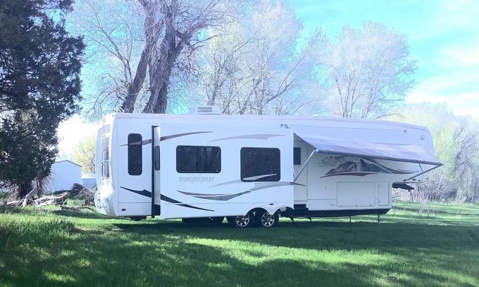 Worland House | Glamping on the Paintrock