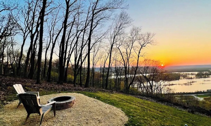 De Soto House | Glamping on the Ridge / HOT TUB / Sleeps 4