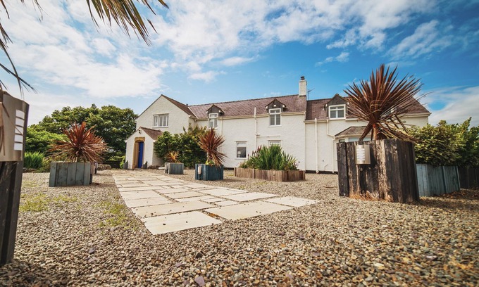 Llanfaelog Cottage | GLANLLYN BACH, pet friendly, luxury holiday cottage in Rhosneigr