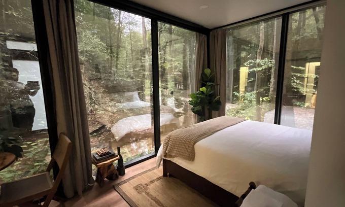Campton Cabin | “Glass House” #2 - Modern Mirror Home w/Hot-tub