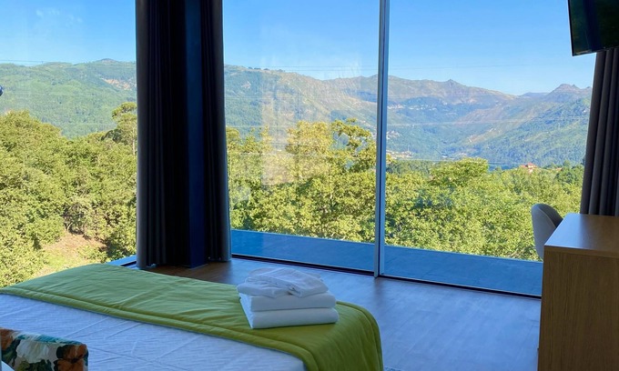 Vieira do Minho House | Glass house overlooking Gerês
