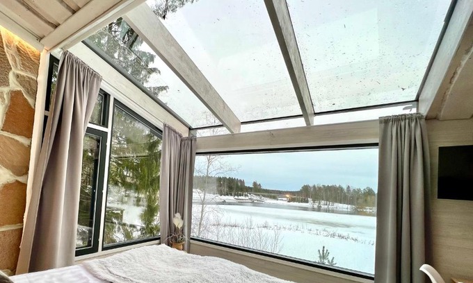 Kuusa House | Glass Igloos by the water - Lasisviitit