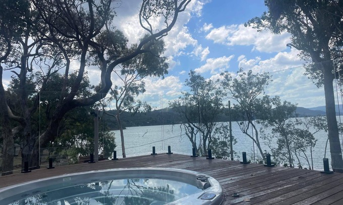 Taylor Bay House | Glasshouse on the Lake