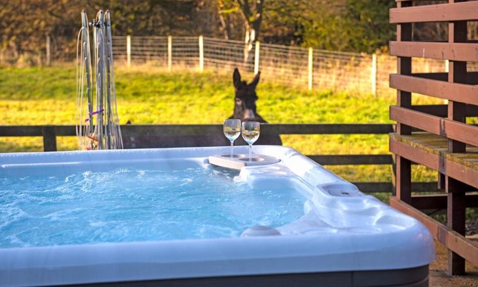 Cumnock House | Glen Bay - 2 Bed Lodge on Friendly Farm Stay with Private Hot Tub