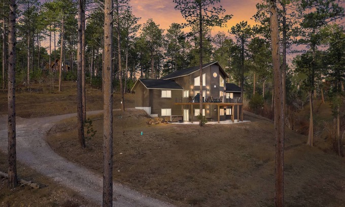 Deadwood Cabin | Glen Hollow Lodge- 4 miles Deadwood, Hot Tub , Paved Roads