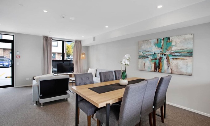 Grafton House | Glen's Townhouse with Parking and Wi-Fi
