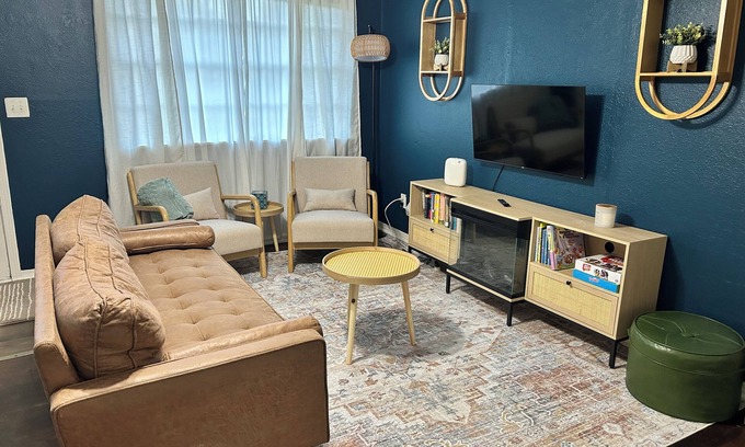 Farmington House | Glen Street Retreat- 5 Minutes to Dickson!
