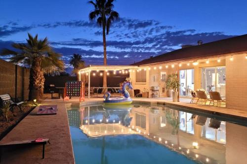 Country Meadows House | Glendale Getaway Parkwest Pool - Glendale GetAway-Pool - Stadium- Westgate- King Bed