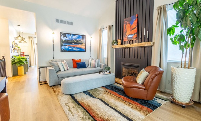 Gleneagle House | "Gleneagle Getaway"- HOT TUB and 5 minutes to AFA!