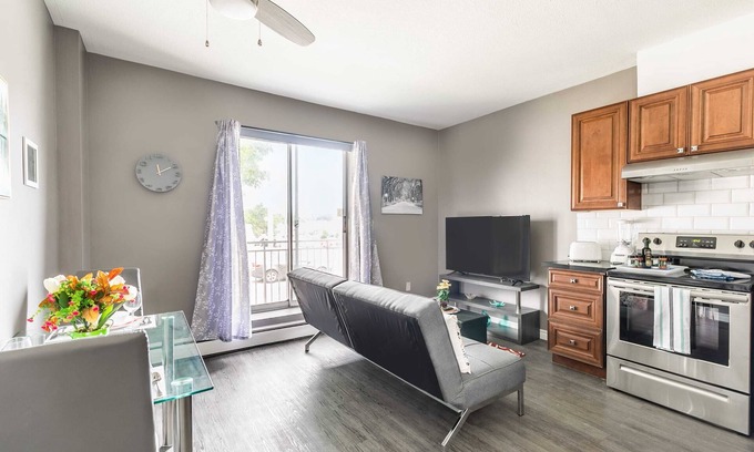 Hamilton Apartment | Glenview West Apartment w Patio - Near Downtown!