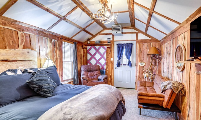 Adams County Cabin | Glenvil Cabin w/Gas Grill: Steps to Dock & Pond!