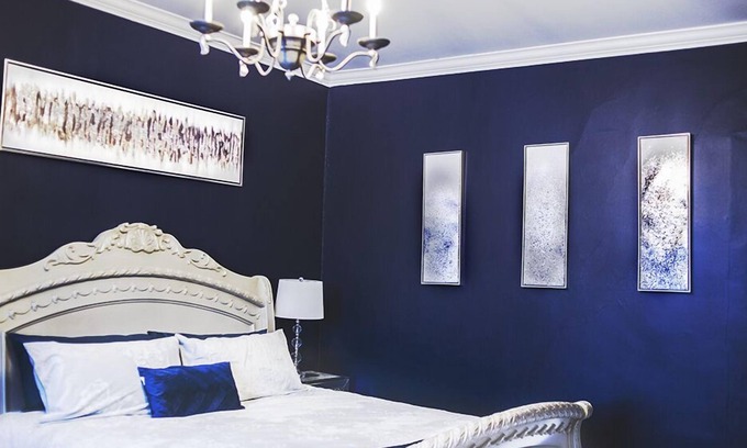 Cobourg Apartment | Glitz and Glamour at Lakehurst