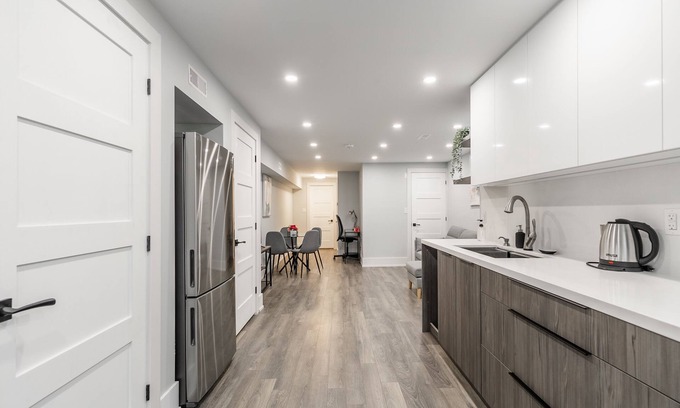 Little Italy Apartment | GLOBALSTAY. Modern Bsm in the Heart of Toronto. HOT TUB, BBQ.