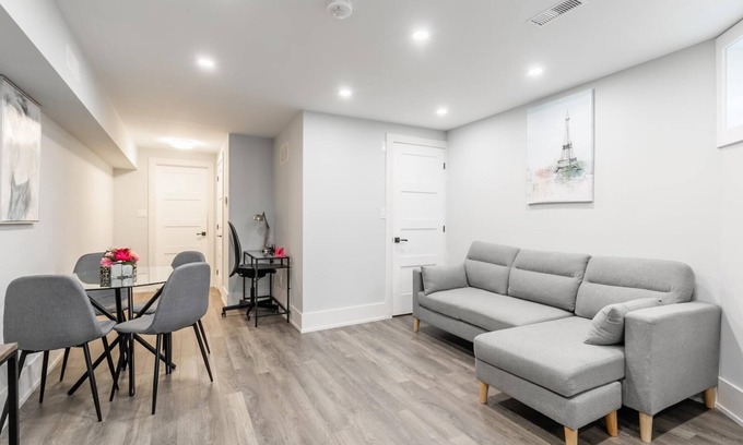 Little Italy Apartment | GLOBALSTAY. Modern Bsm in the Heart of Toronto. HOT TUB, BBQ.