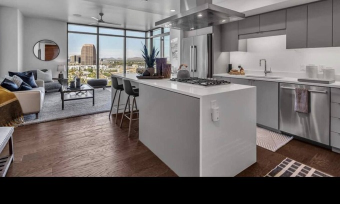 Roosevelt Condo | Glorious Views for Miles Downtown Gem